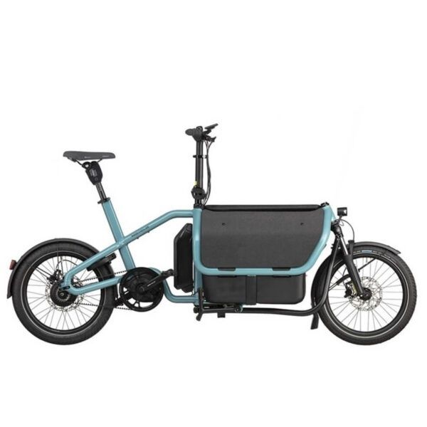 Türkises elektrisches Lastenrad mit großer Transportbox vor weißem Hintergrund